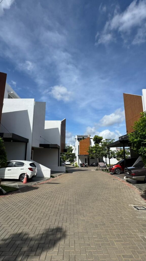 ingkungan cluster Aeera Bintaro dengan one gate system dan CCTV